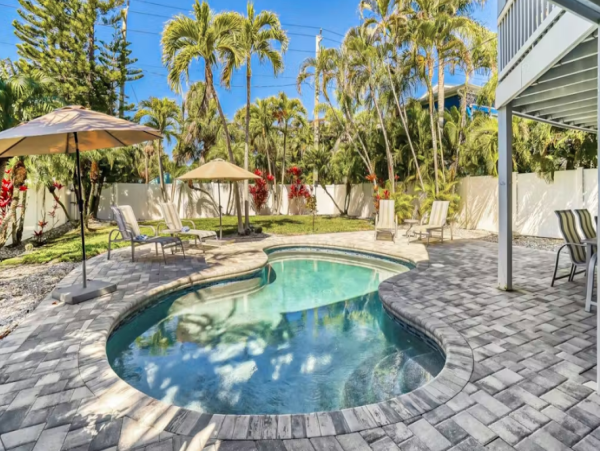 Anna Maria Island Luxurious Tropical Retreat with private Pool & Game Room